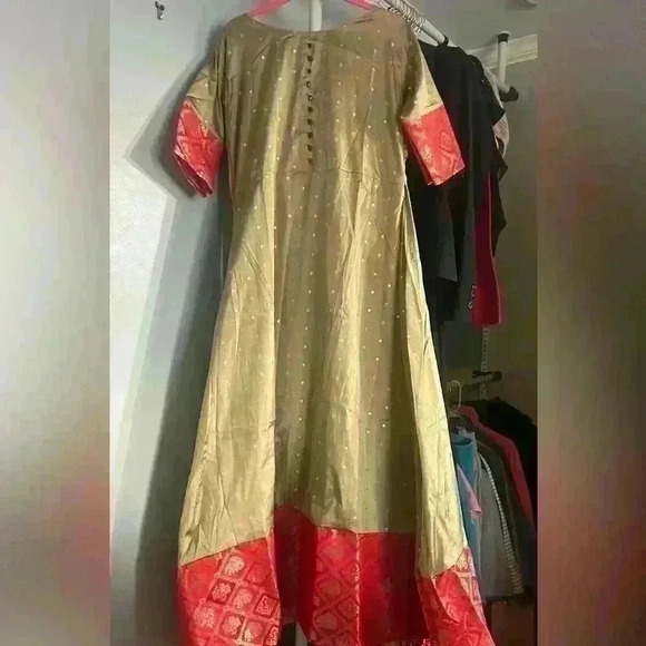 Kurti/Anarkali with beautiful gold metallic threads - Picture 8 of 8